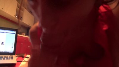 تلميذة تمتص قضيب شقيقها بينما لا أحد في المنزل